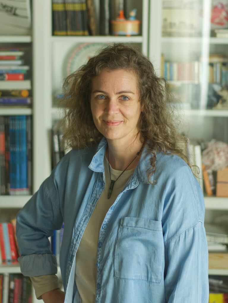 Attentive vis-à-vis de l’Intelligence artificielle – Un entretien avec Marine Tumelaire, artiste illustratrice et coloriste de bande dessinée, représentante du groupement Bande dessinée.